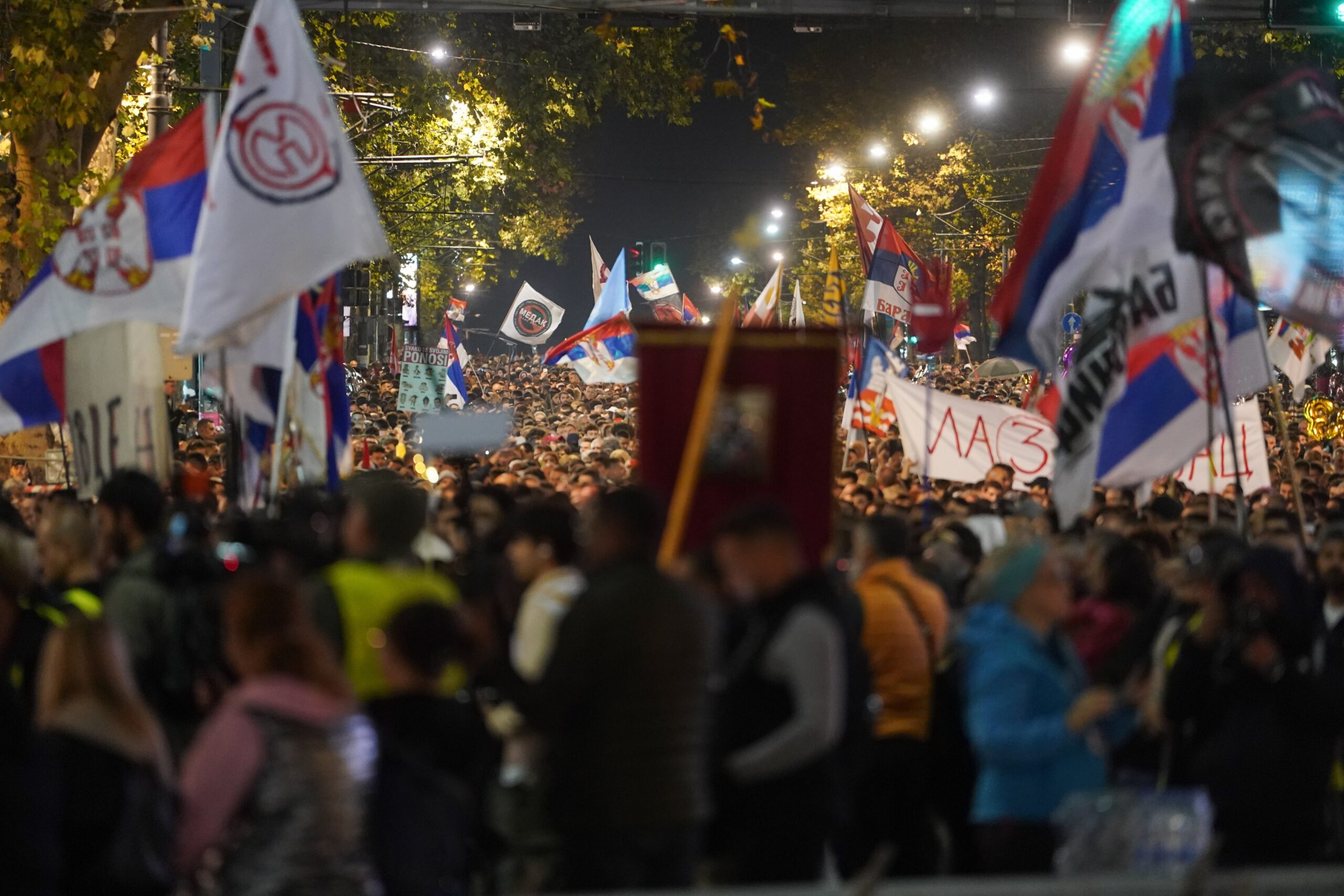 Miting masiv la Belgrad: Zeci de mii de oameni au protestat înaintea alegerilor parlamentare din Serbia