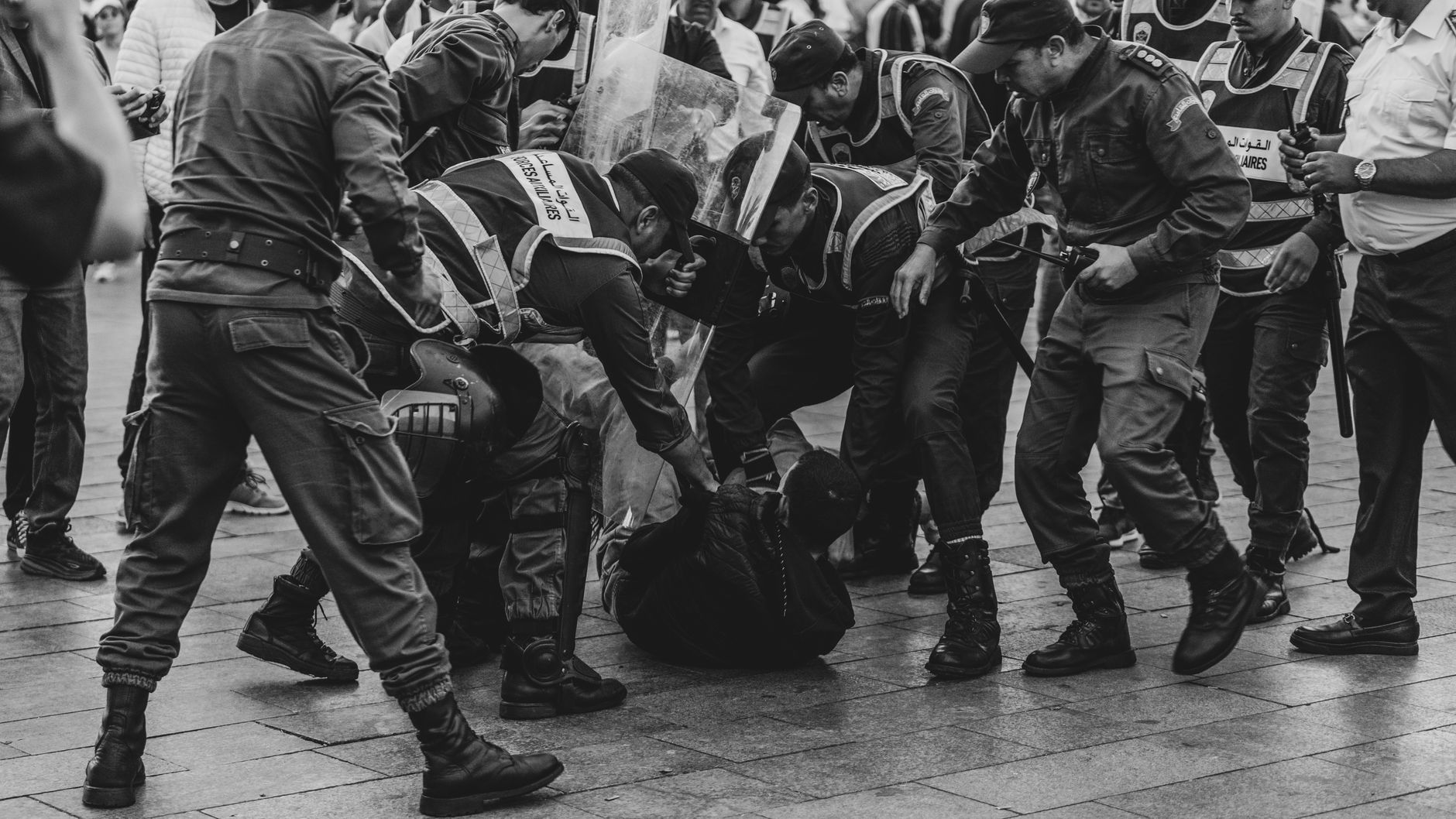 Profilul celor arestați în Franța după violențele din 17 octombrie: majoritatea sunt bărtați