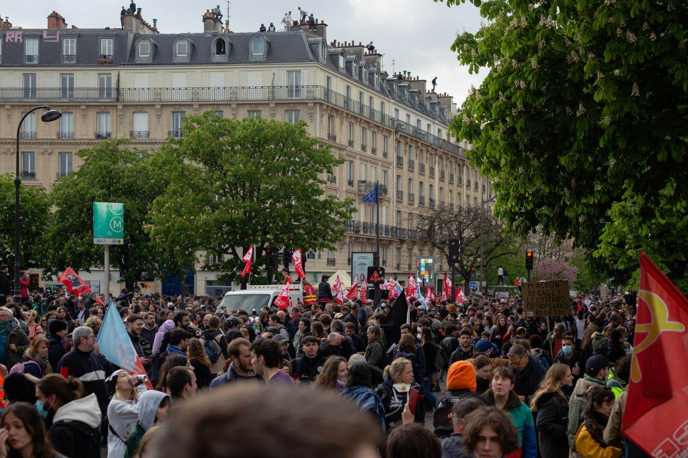 Emmanuel Macron anunță interzicerea manifestațiilor nelegitime în Franța după violențele de stradă