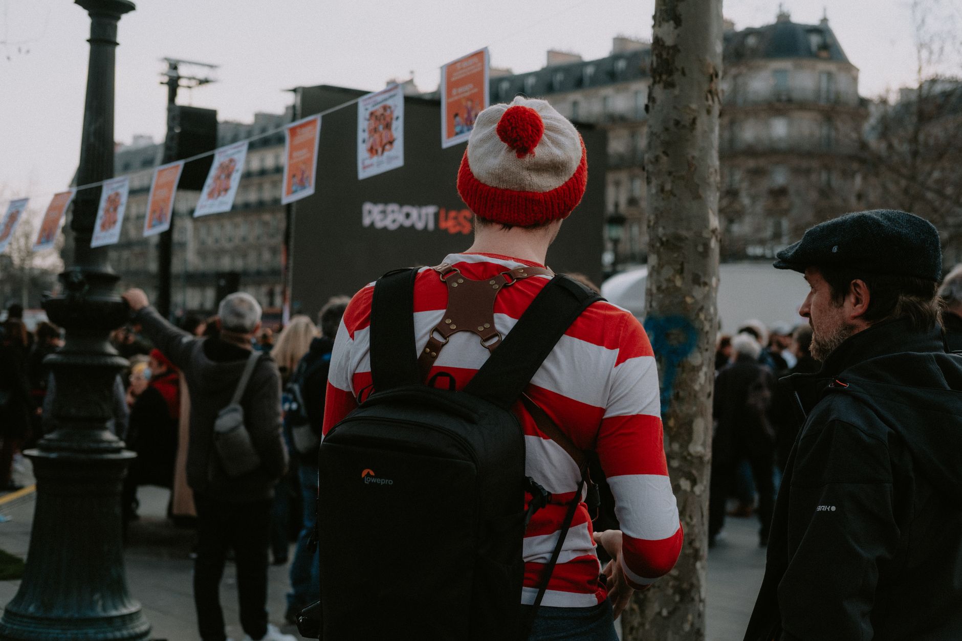 Tensiuni în Franța: Magazine și muzee din Paris își suspendă activitatea din cauza riscului de violențe