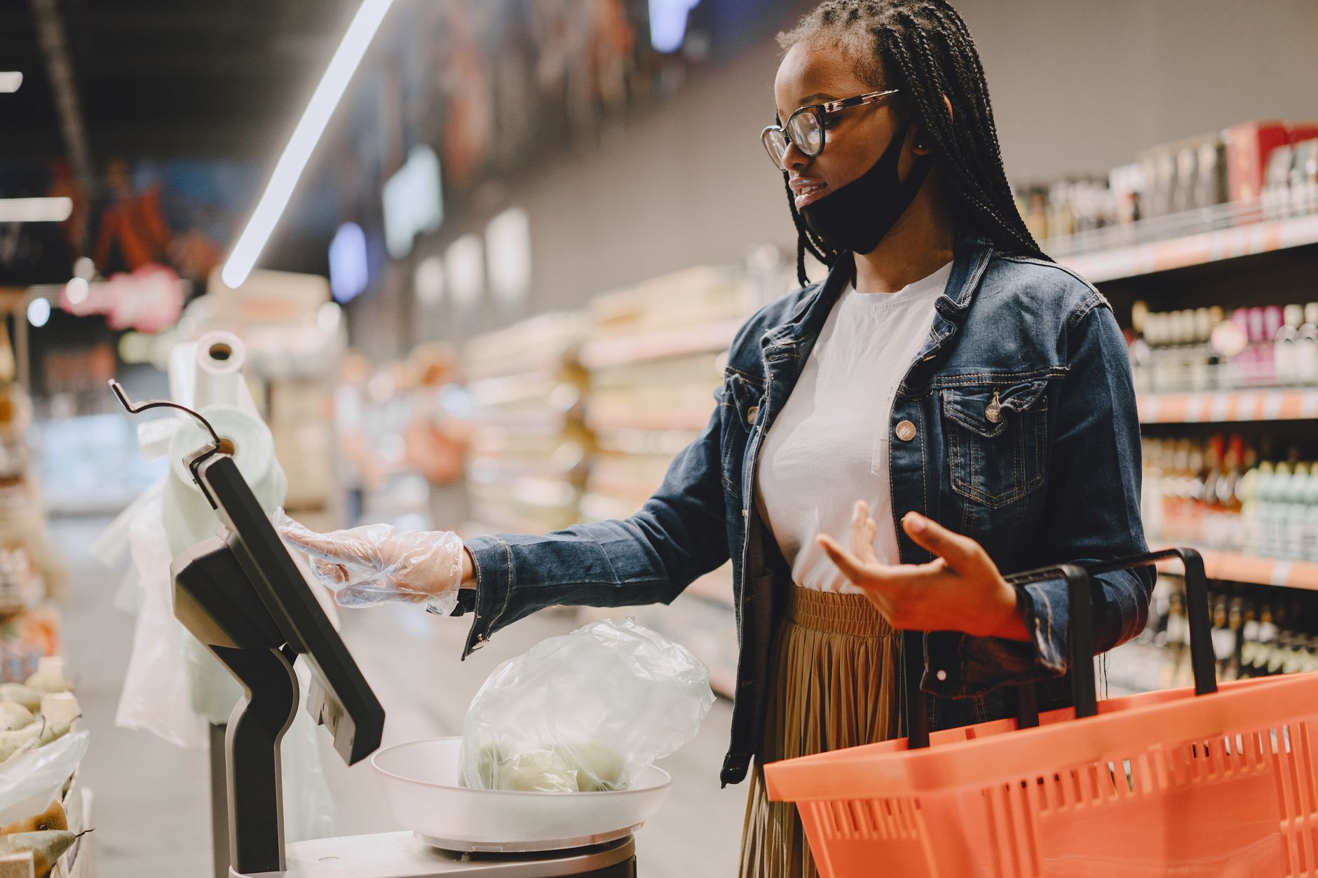 Retailul revine la casierii: Casele automate generează pierderi de 22% mai mari decât anticipat
