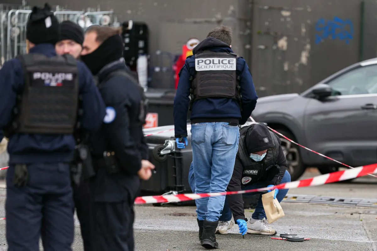 Atac armat în Franța: un bărbat a tras cu o armă automată din mașină asupra trecătorilor