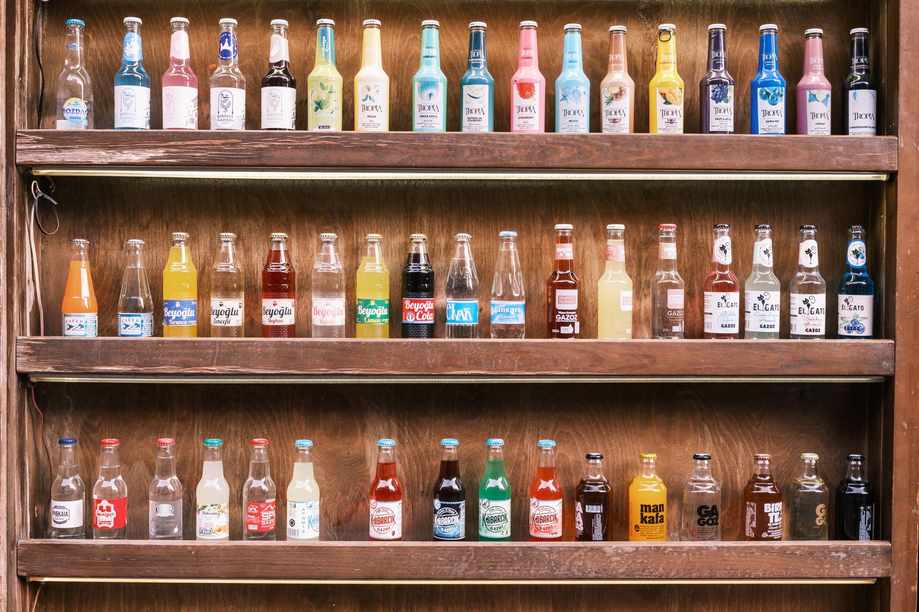 Coca-Cola, Nestlé și Danone vor schimba etichetele sticlelor de plastic după intervenția autorităților europene