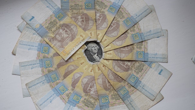 Moneda Ucrainei, hrivna, a atins un nou minim istoric față de dolarul american