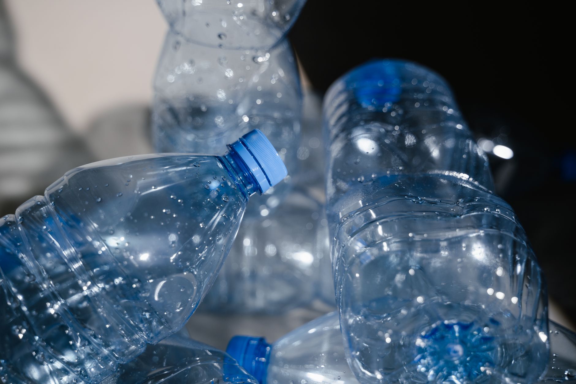 Coca-Cola, Nestlé și Danone vor schimba etichetele: se termină mesajele care induc în eroare despre plasticul reciclat