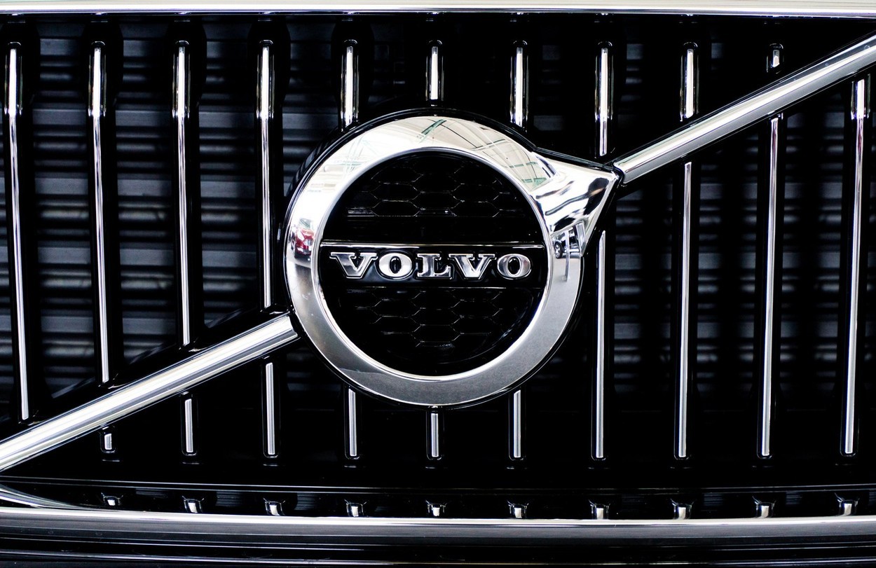 Volvo Cars se prăbușește pe bursă cu 30% după raportarea unor pierderi masive
