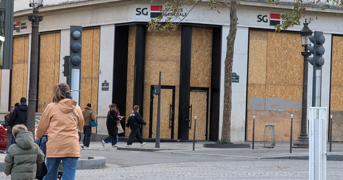 Paris se pregătește pentru proteste: Magazinele de lux își întăresc securitatea, poliția mobilizează 70.000 de agenți