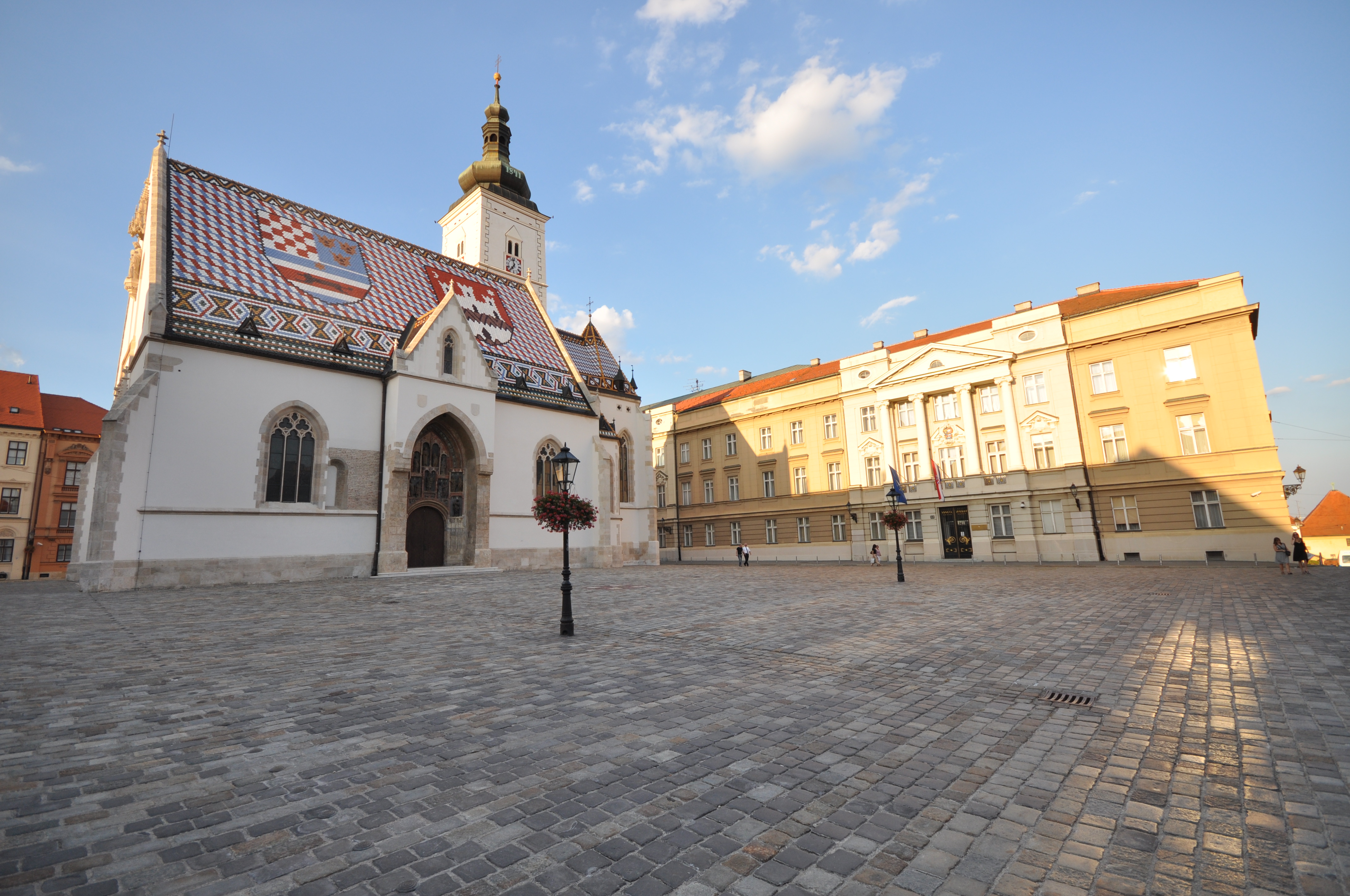 Alegeri în Serbia: Tensiuni politice, atacuri cibernetice și acuzații de autoritarism sub Aleksandar Vucic