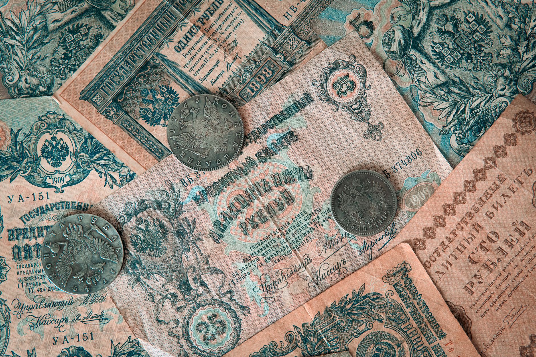 Hrivna ucraineană a atins un nou minim istoric față de dolar, în condițiile unei inflații de 10%