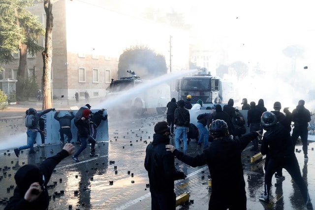 Proteste violente în Tirana: mii de manifestanți cer demisia prim-ministrului Edi Rama