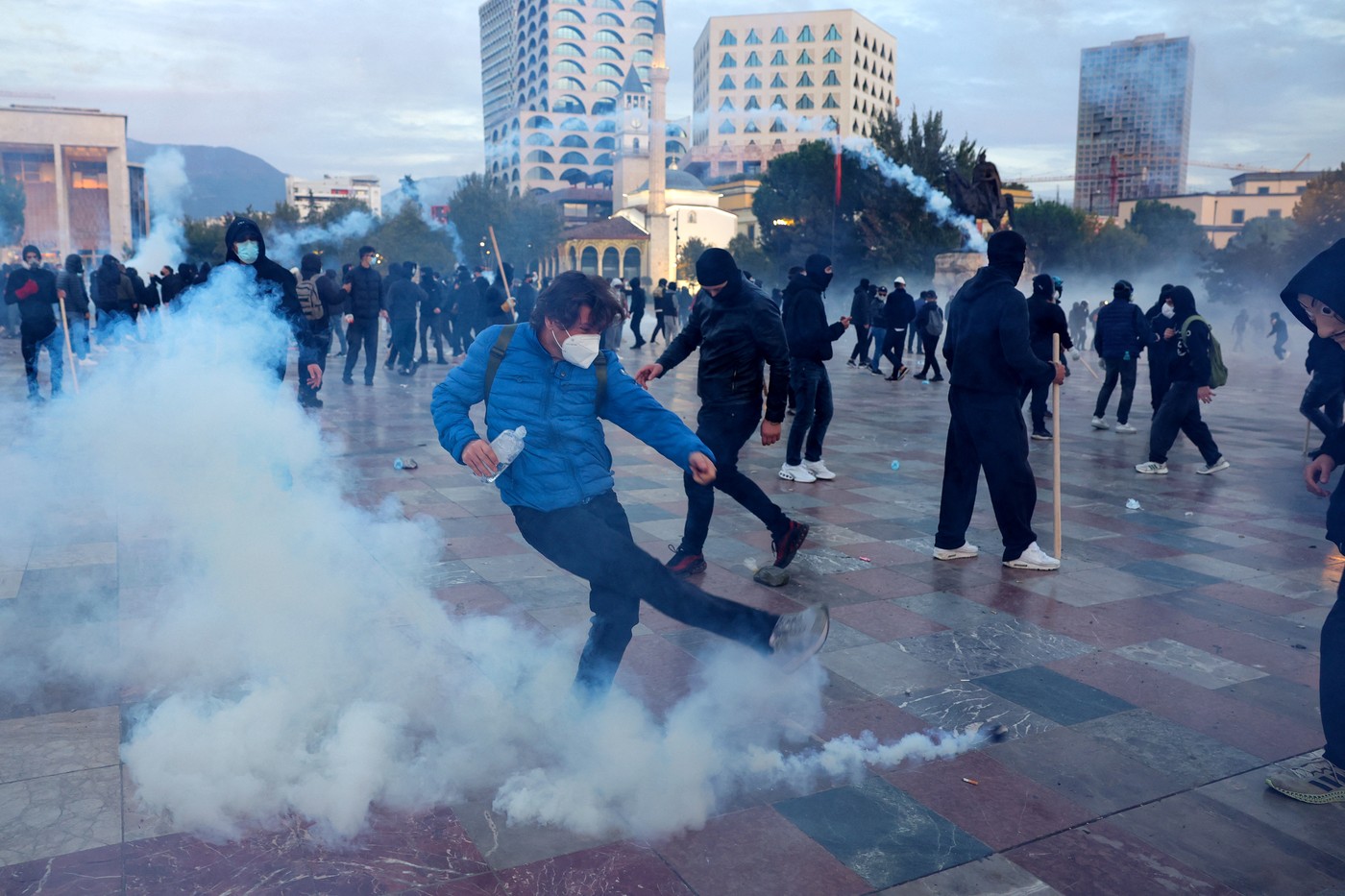 Proteste violente la Tirana: Clădirea Ministerului Educației a fost atacată cu pietre