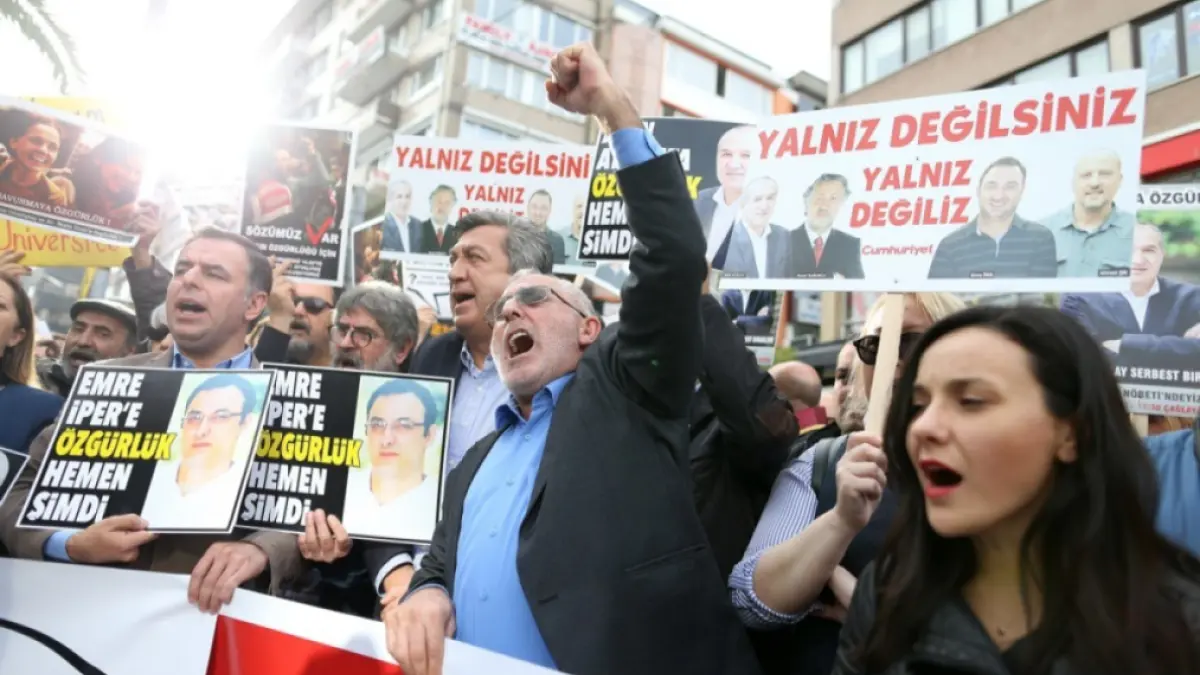 Proteste masive în Istanbul și Ankara împotriva restricțiilor impuse presei în Turcia