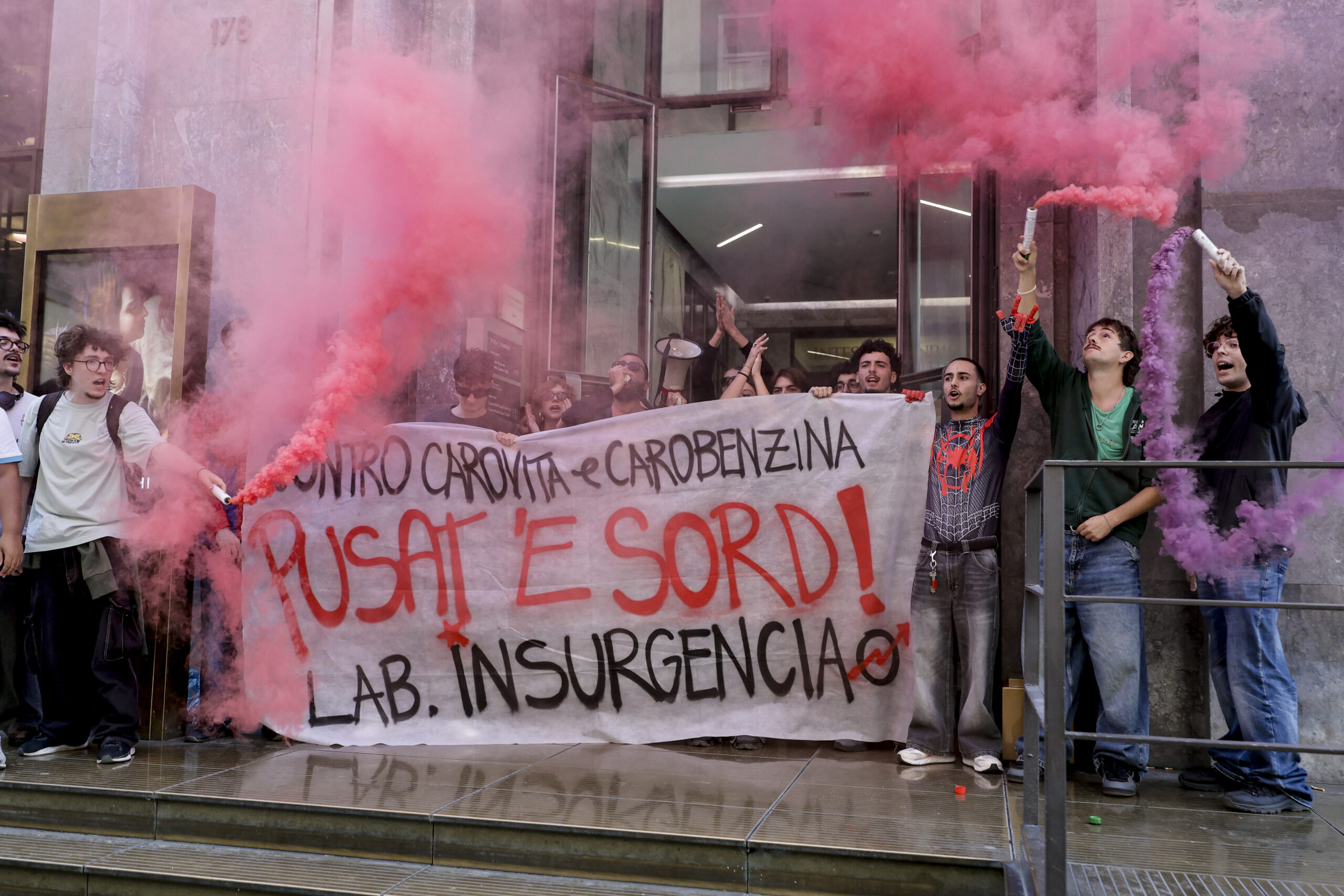 Proteste masive în Italia: mii de tineri au ieșit în stradă împotriva scumpirilor și a cheltuielilor militare