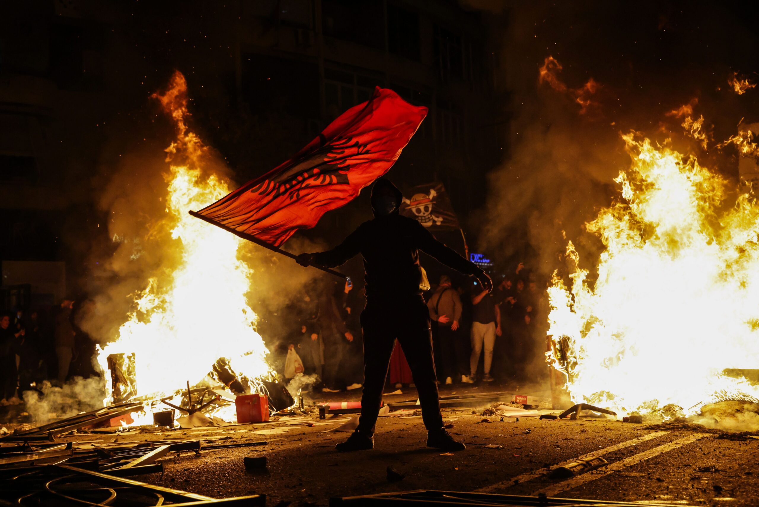 Mii de persoane protestează la Tirana, cerând demisia premierului Edi Rama