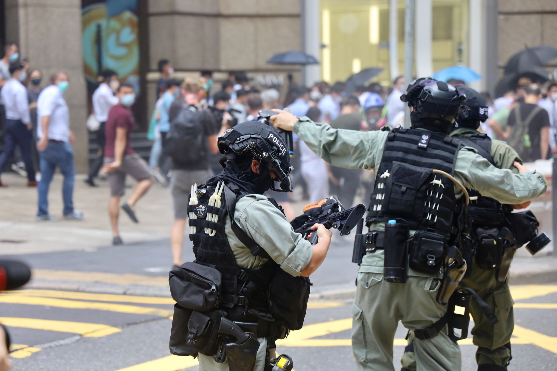 Proteste violente în Europa: Ciocniri cu poliția în Italia, Franța și Albania, mii de oameni în stradă