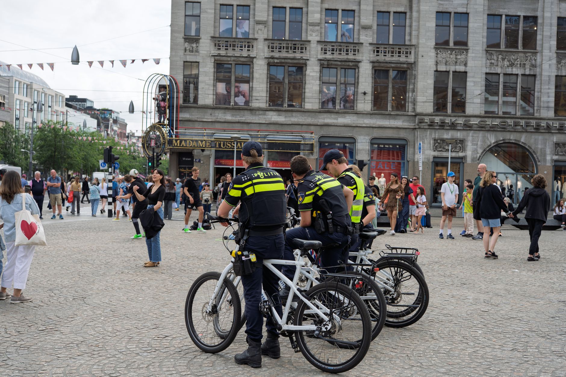 Proteste violente în Franța: poliția a folosit gaze lacrimogene și tunuri cu apă în Paris