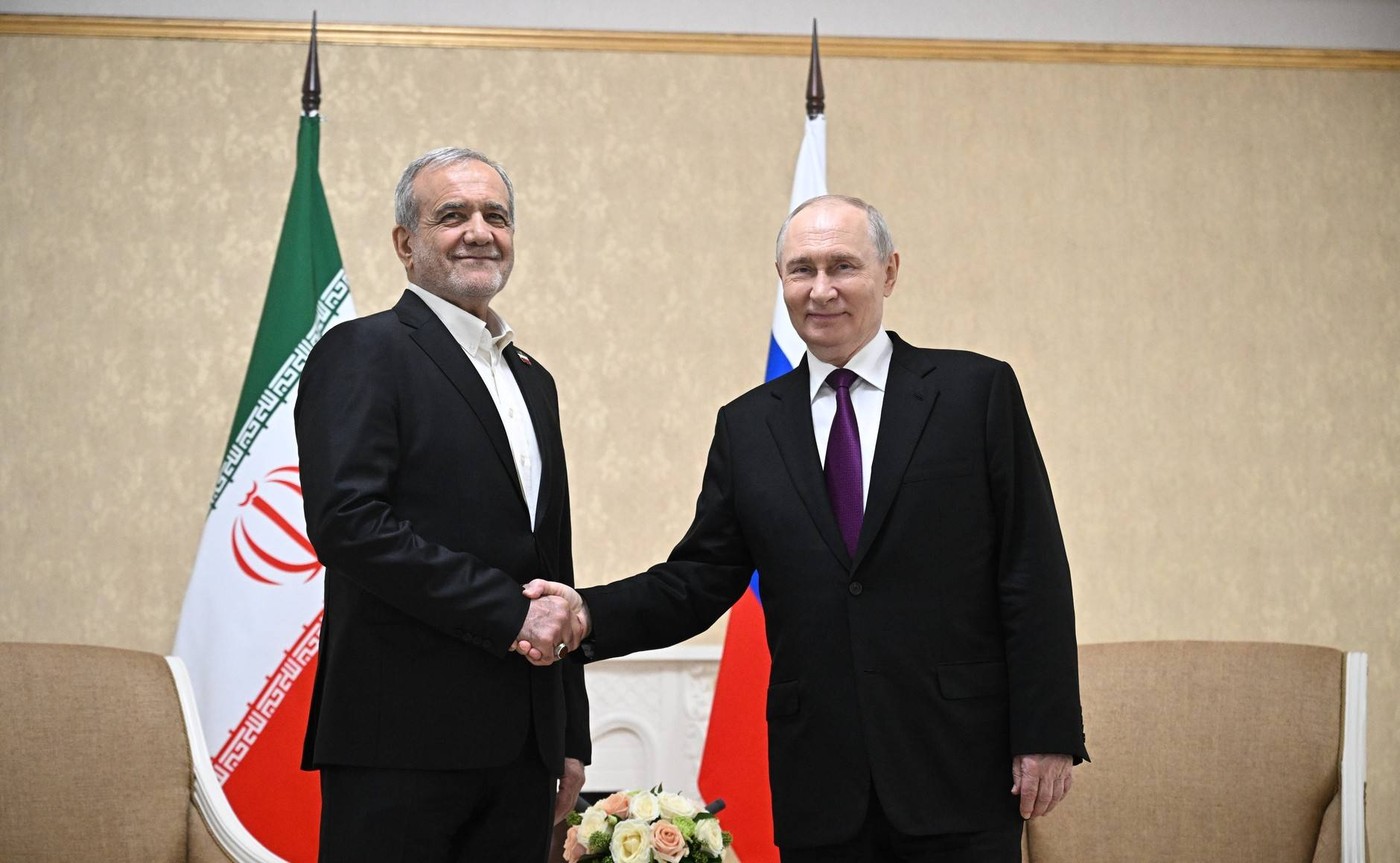 Președintele Iranului, Masoud Pezeshkian, se întâlnește cu Vladimir Putin la Moscova