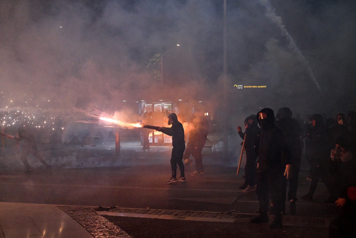 Violente manifestări în Tirana: Poliția a folosit gaze lacrimogene și tunuri cu apă împotriva protestatarilor