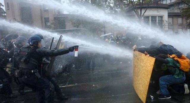 Proteste masive în Franța: peste 400.000 de oameni au mărșăluit, în timp ce poliția a arestat aproape 1.000 de persoane