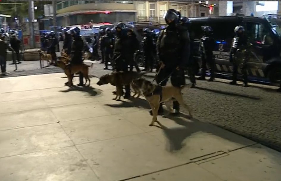 Intervenție violentă a poliției în Lisabona: au fost evacuate tabăra de protest și zeci de persoane arestate