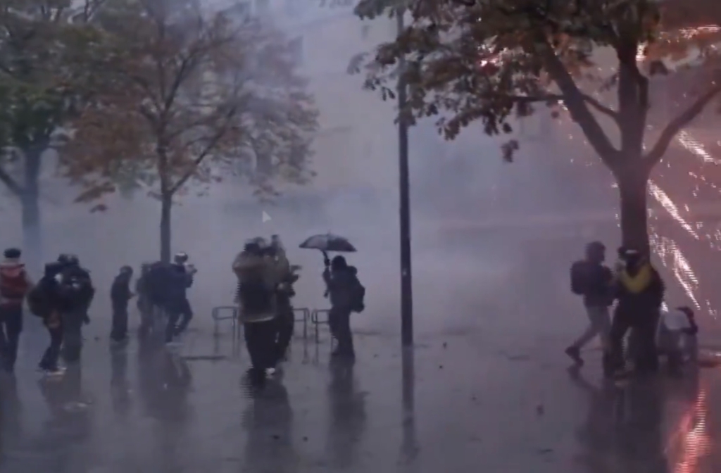Proteste masive în Franța: peste 400.000 de oameni pe străzi și violențe în Paris și Marsilia
