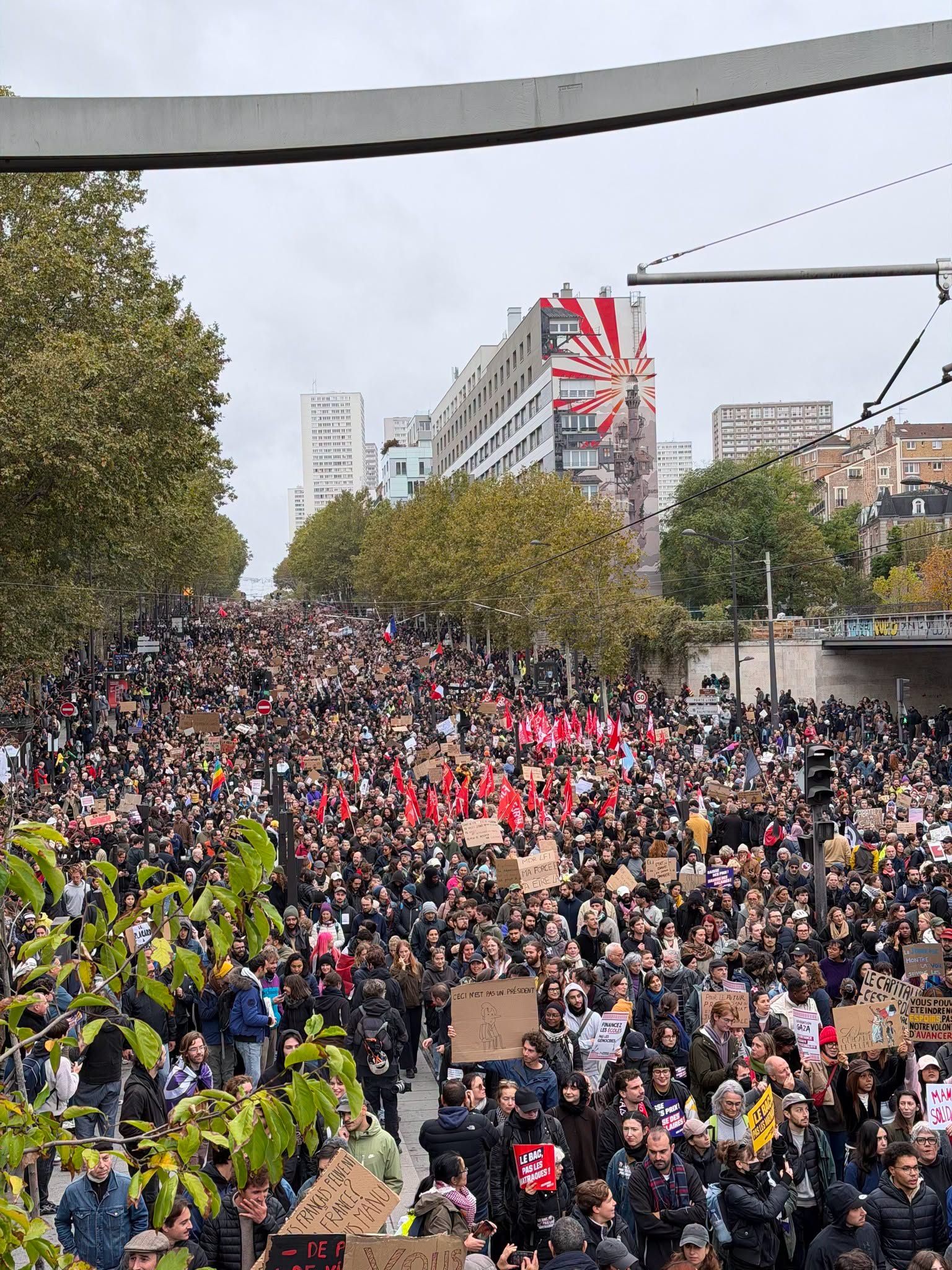 Aproape 1.000 de arestări în Franța în urma protestelor masive împotriva costului vieții