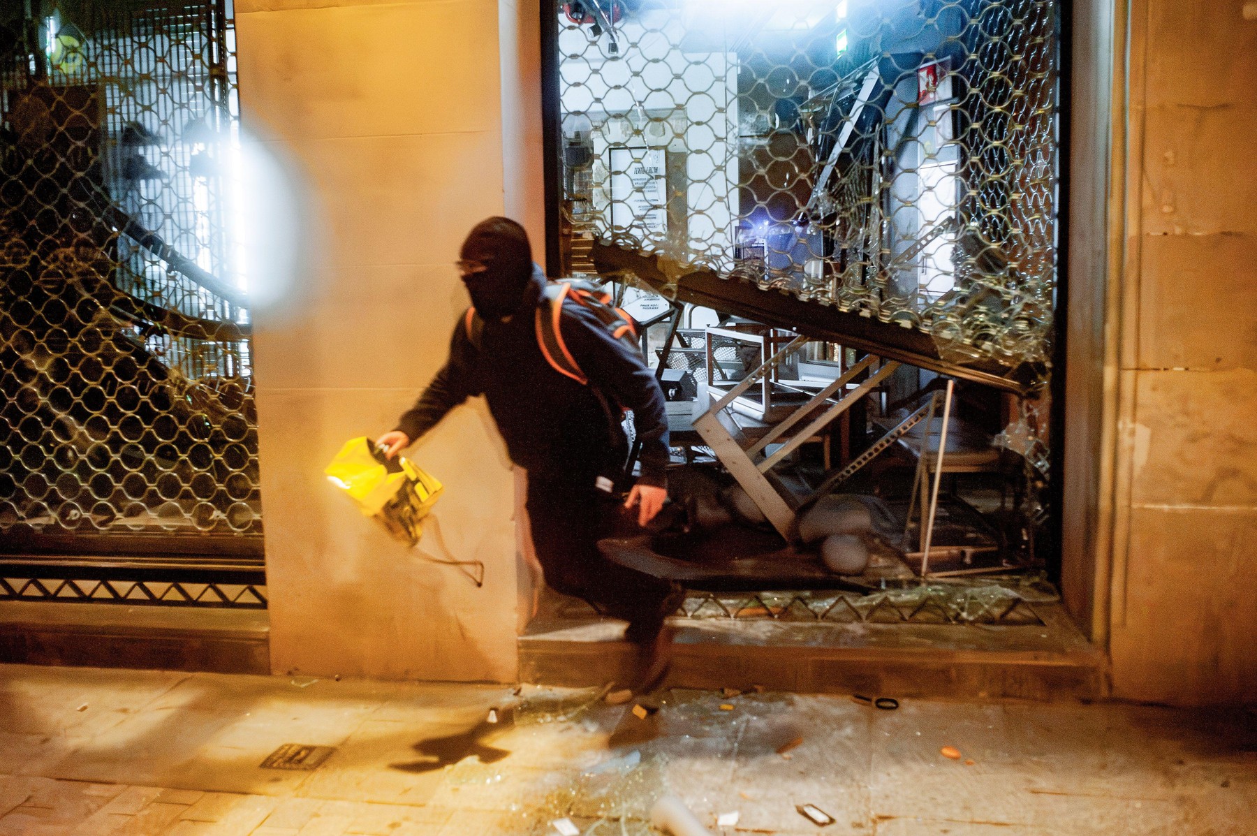 Violențe masive în Barcelona: 100 de arestați în urma jafurilor și incendiilor provocate de protestatari