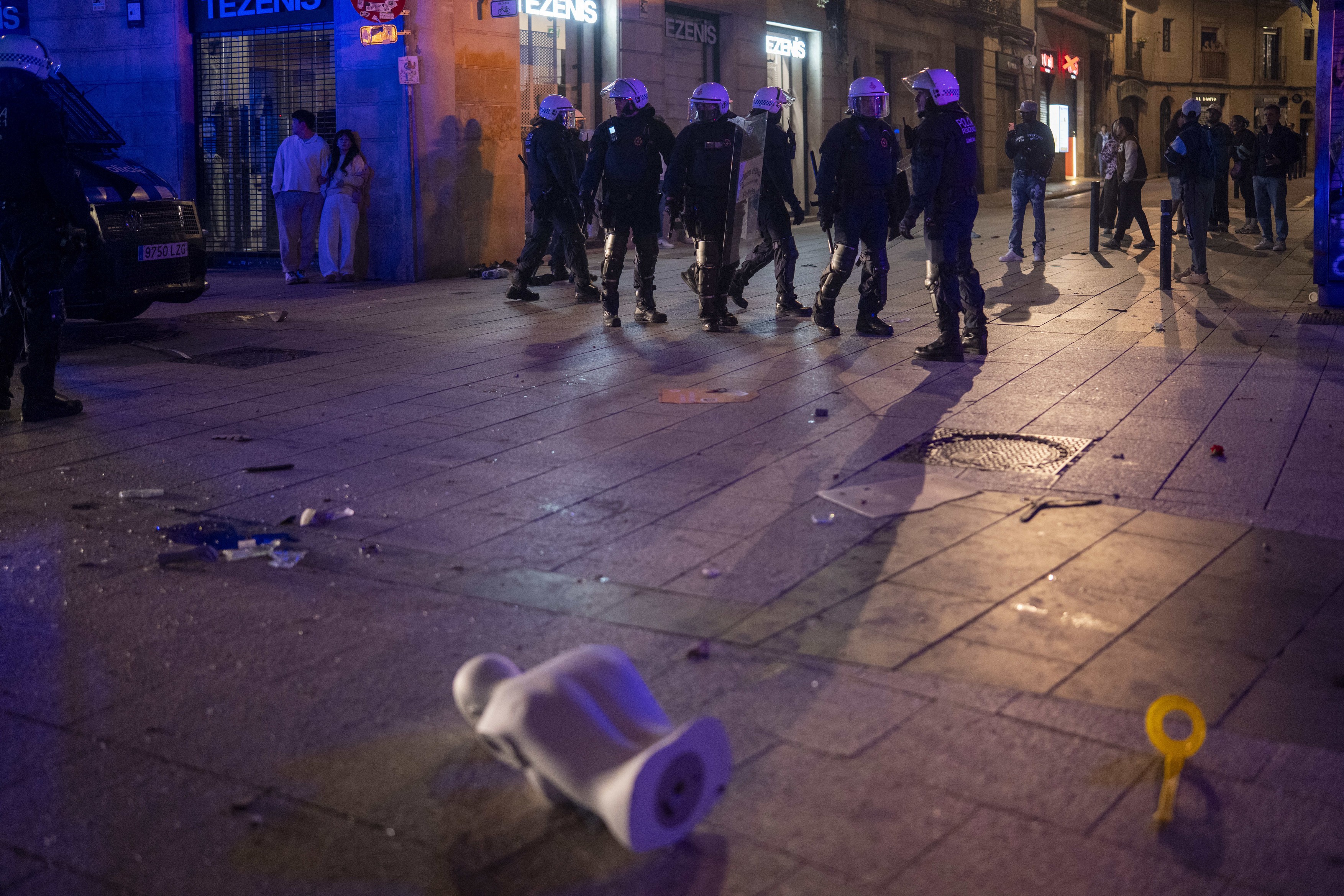 Violențe și arestări în Barcelona: 100 de persoane au fost reținute după jafuri în Plaza de Catalunya