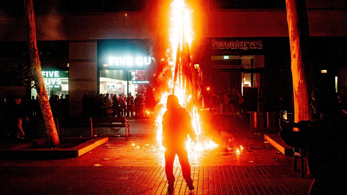 Revolta tinerilor se extinde în Europa: jafuri și violențe în Barcelona sub sloganul „Institut Indignats”