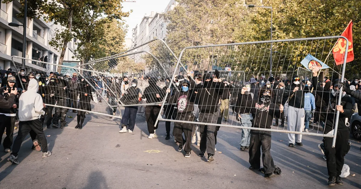 Franța, afectată de un nou val de proteste masive: aproape 1.000 de arestări și tensiuni în orașe