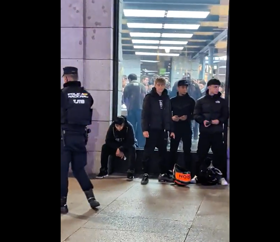 Proteste masive în Madrid: manifestanți cu corturi în piața Puerta del Sol împotriva crizei locuințelor