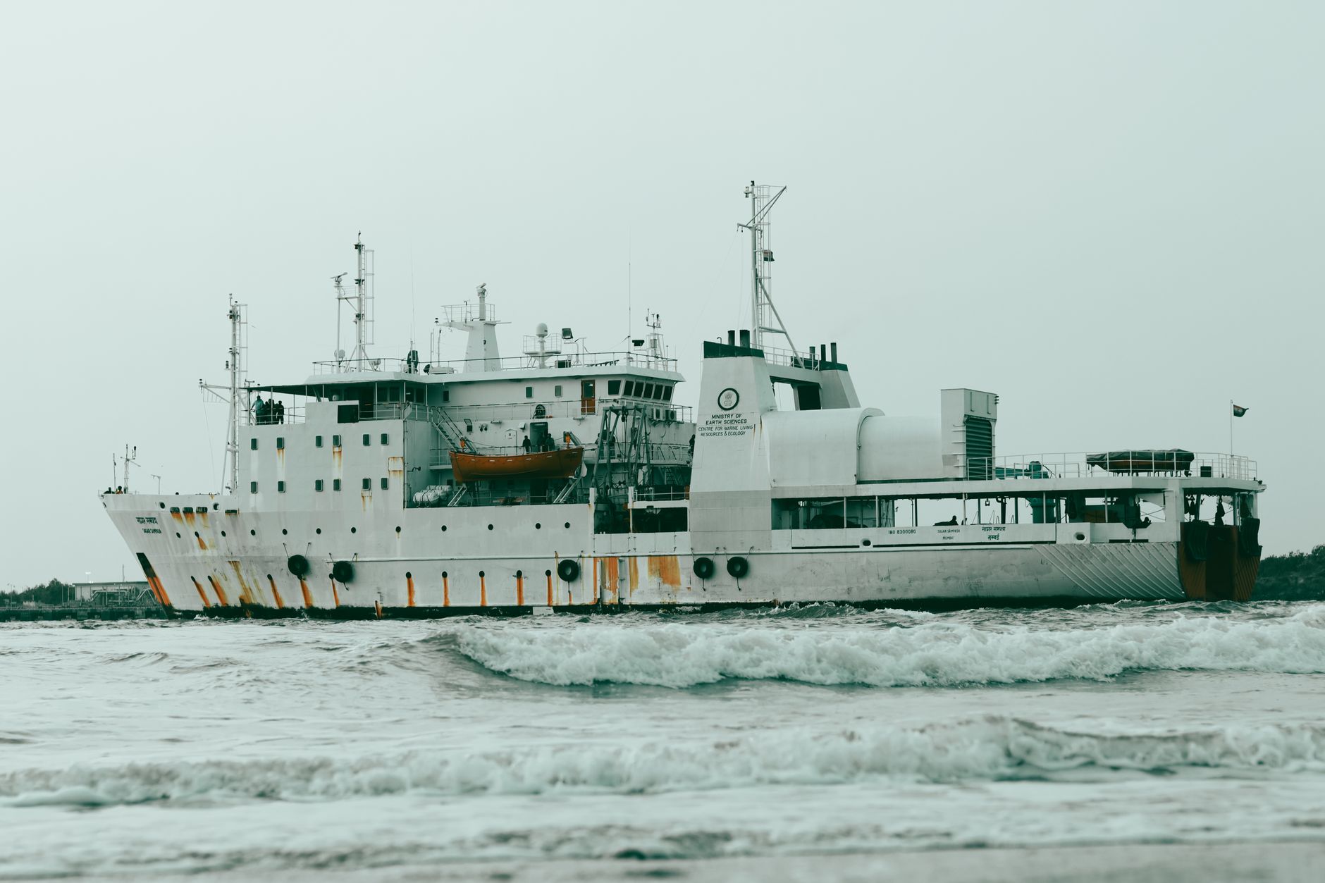 Rusia anunță lovirea unei nave de mărfuri în Marea Neagră și victime în urma atacurilor asupra Belgorod