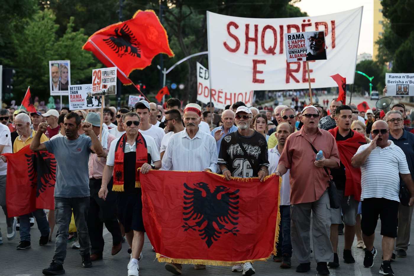 Albania, măsuri legislative noi pentru sancționarea manifestanților care comit violențe