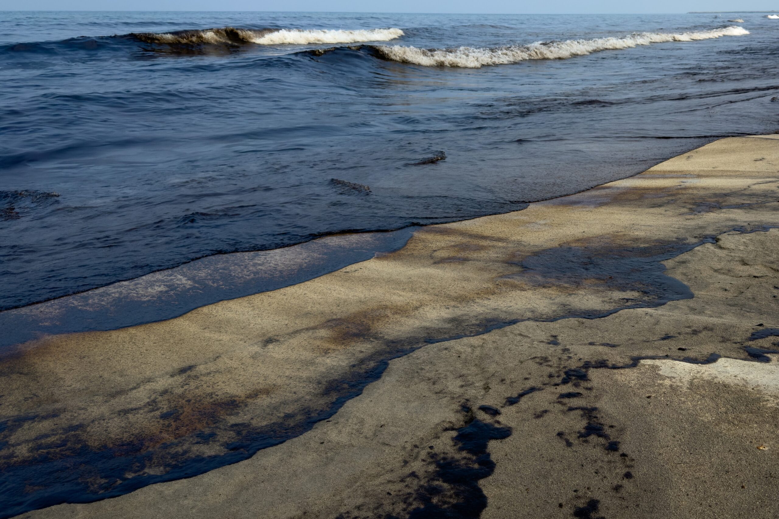 Plaje din Emiratele Arabe Unite au fost închise după ce o pată de petrol de 90 de kilometri a lovit coasta