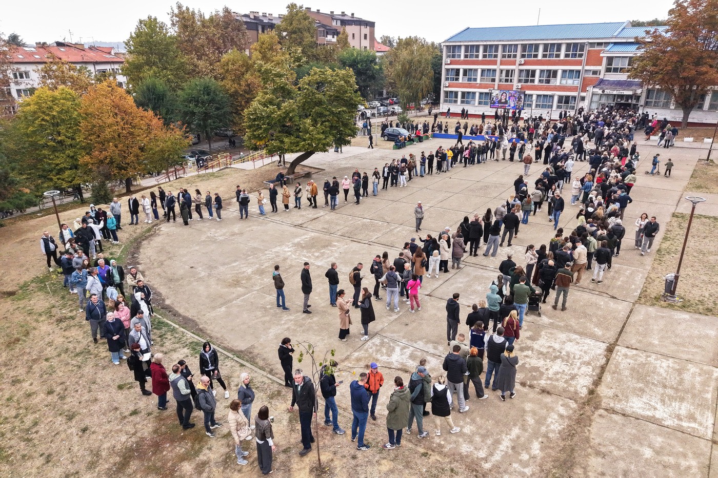 Alegeri parlamentare în Serbia: prezență masivă la urne și competiție strânsă între Vucic și Lista Studenților