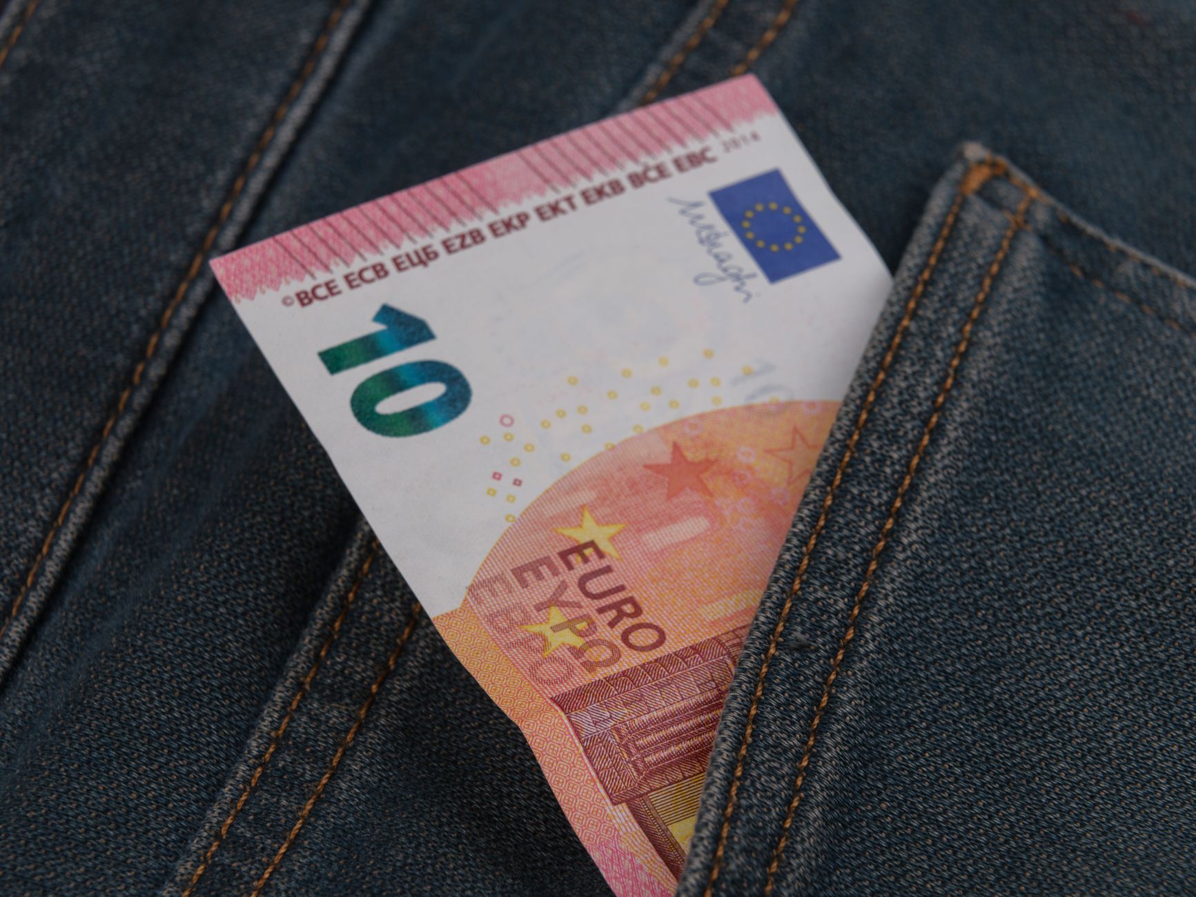 Consumatorii din zona euro prevăd inflație mai mare și o economie în scădere pentru anul viitor