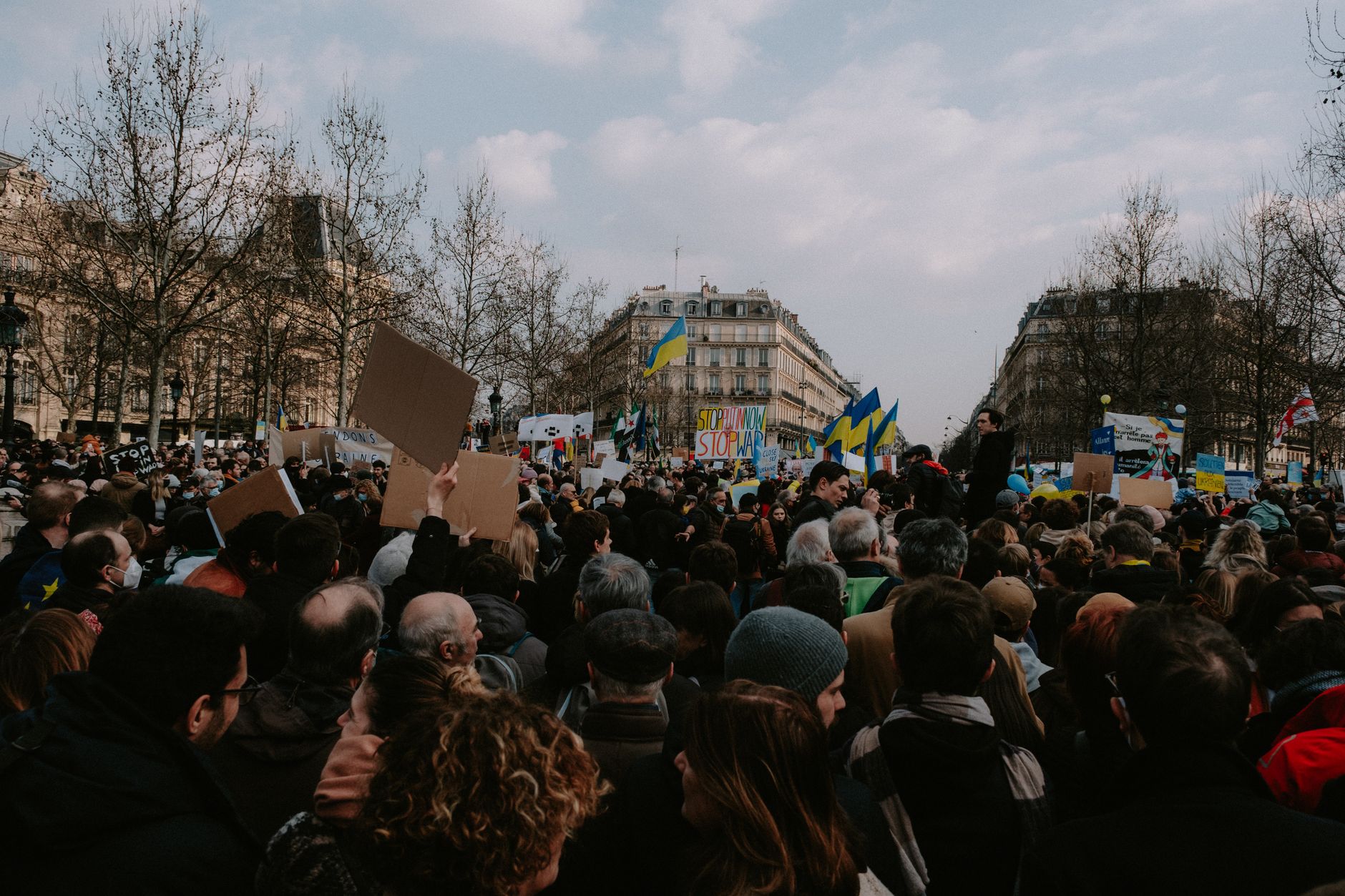 Sute de mii de oameni au manifestat în Franța, iar protestele au degenerat în violențe la Paris și Marsilia
