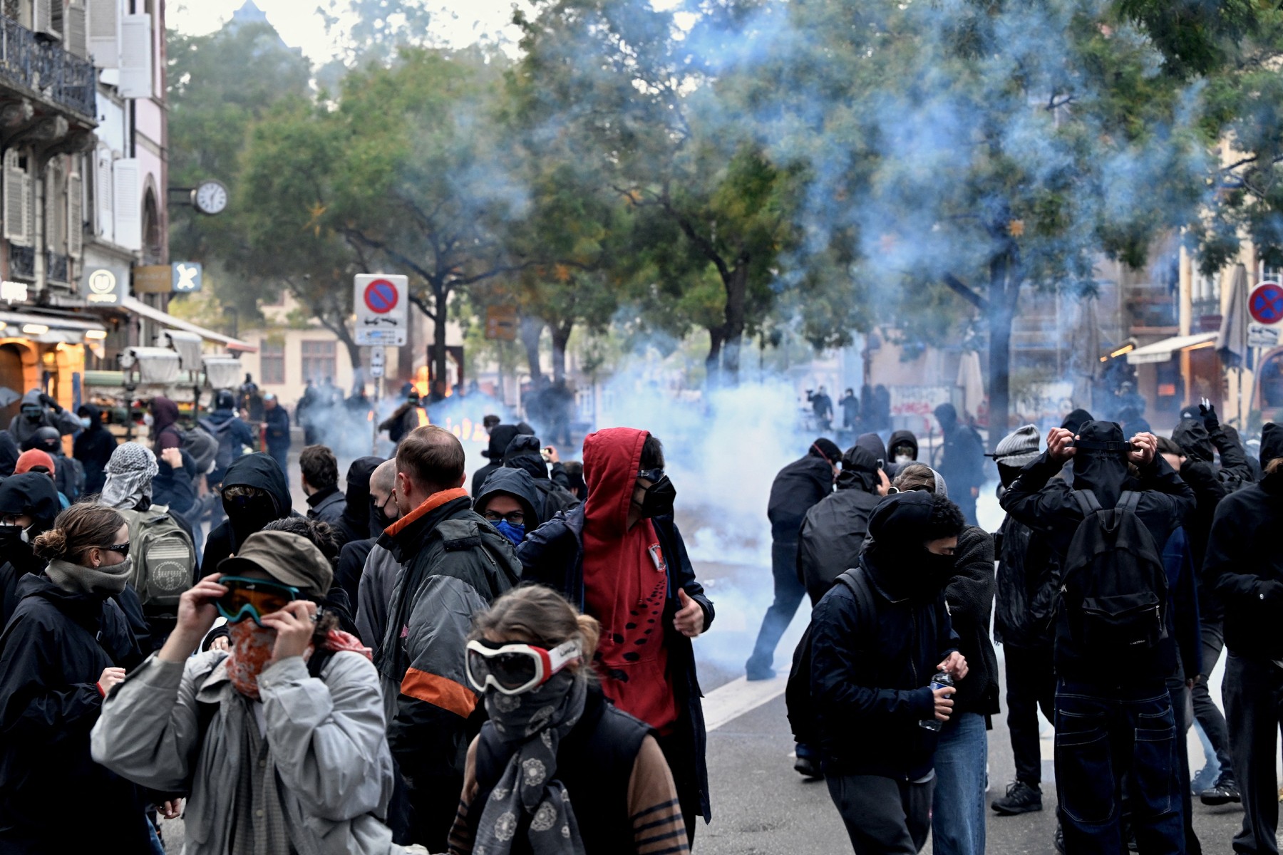 Val de proteste în Europa: confruntări cu poliția în Italia și mii de oameni pe străzi în Spania și Cehia