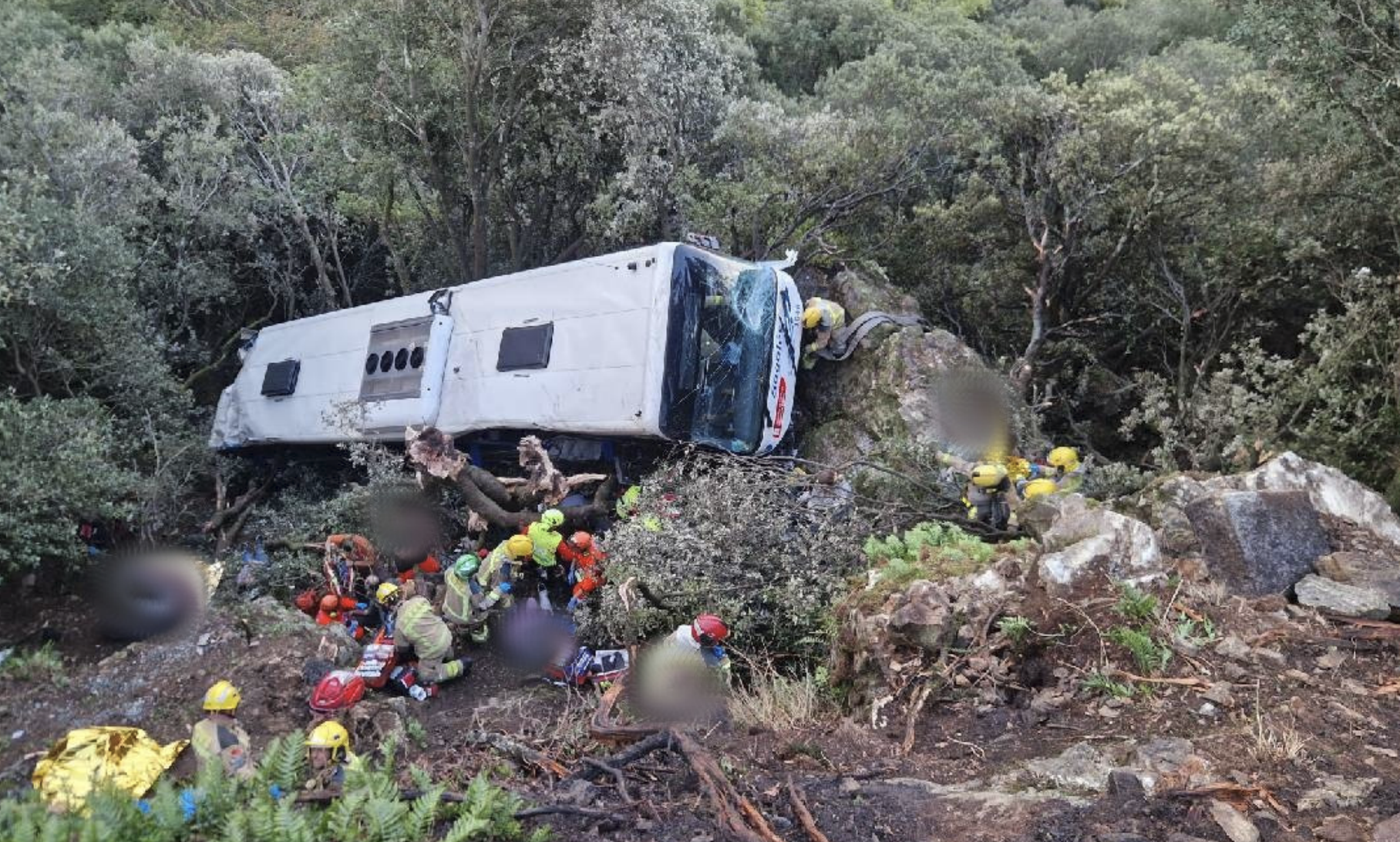 Accident de autocar în Spania: 83 de persoane rănite după ce vehiculul a căzut de la 20 de metri