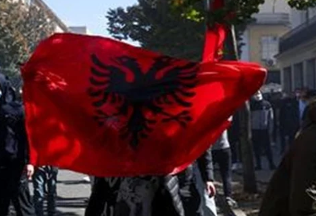 Proteste violente în Tirana: Manifestanții cer demisia lui Edi Rama în ciuda noilor măsuri sancționale
