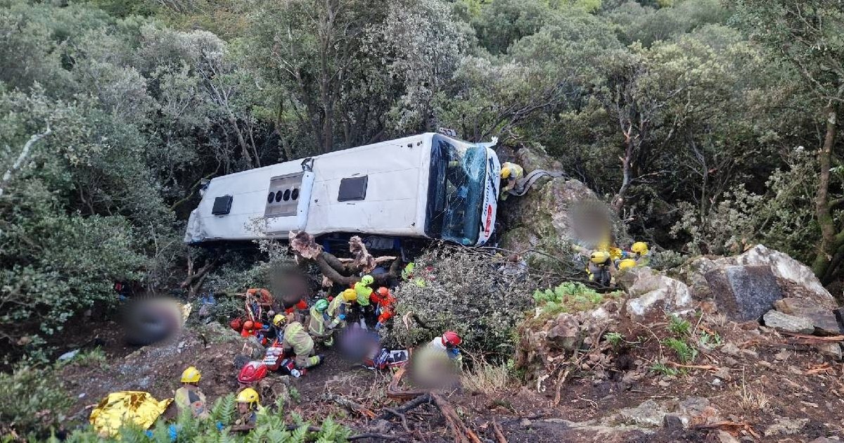 Accident grav în Spania: un autocar a căzut de la 20 de metri într-o râpă, peste 80 de persoane rănite