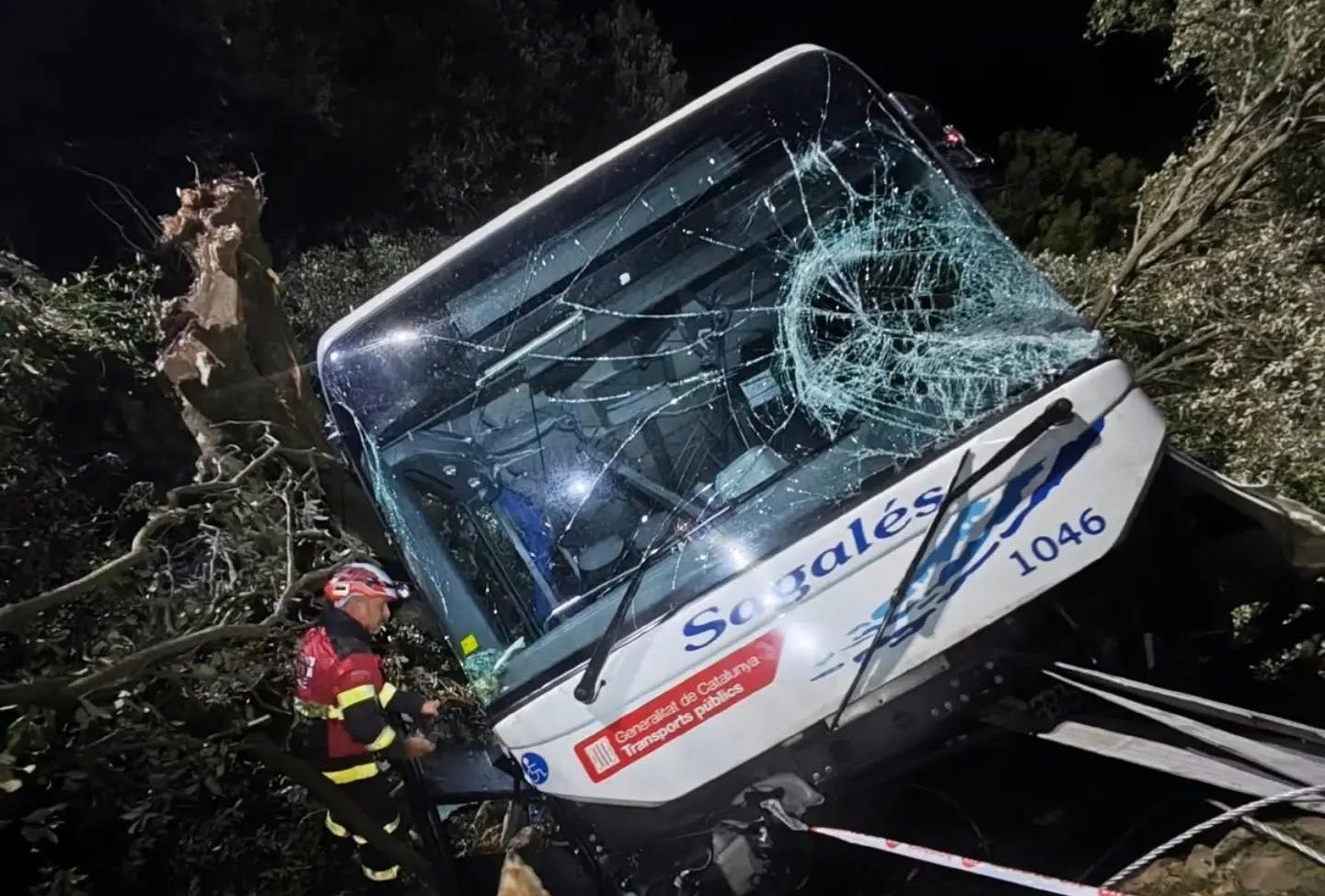 Accident grav în Spania: Un autobuz cu turiști a căzut într-o râpă de 20 de metri în parcul Montseny