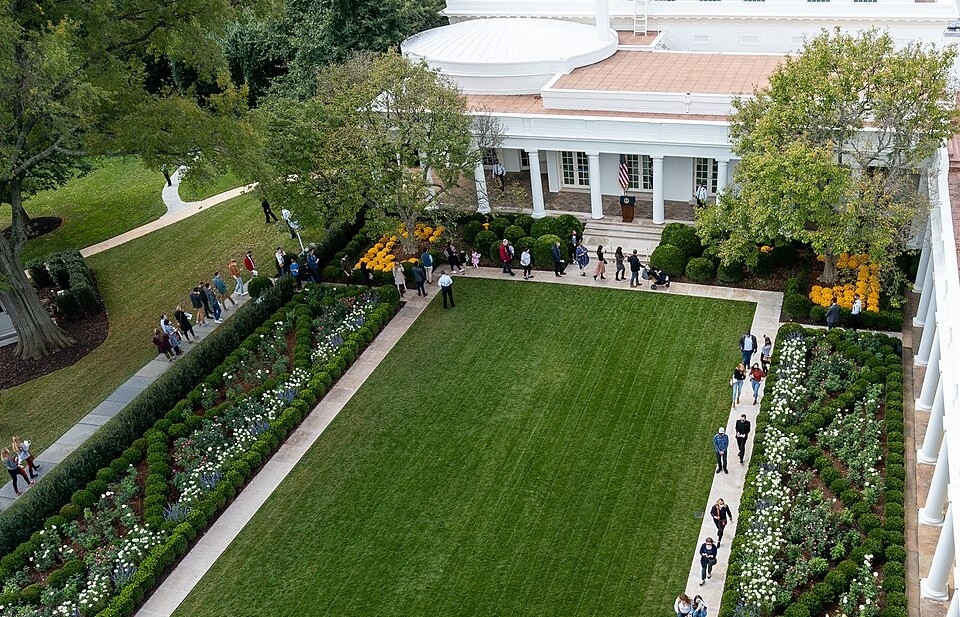 Bill Clinton critică renovările de la Casa Albă: „Grădina Trandafirilor arată ca baia lui Liberace”