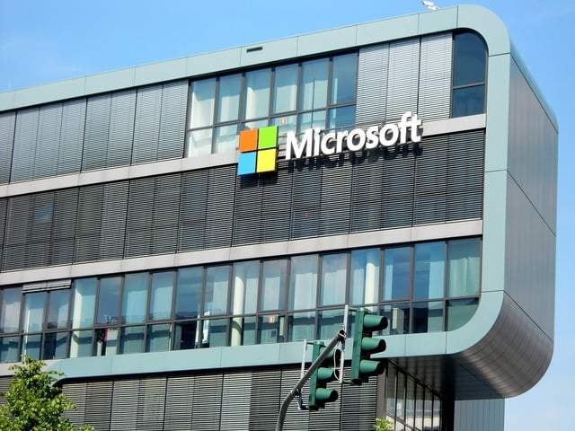 Microsoft lansează un program masiv de plecare voluntară: aproximativ 27% din angajați ar putea părăsi compania
