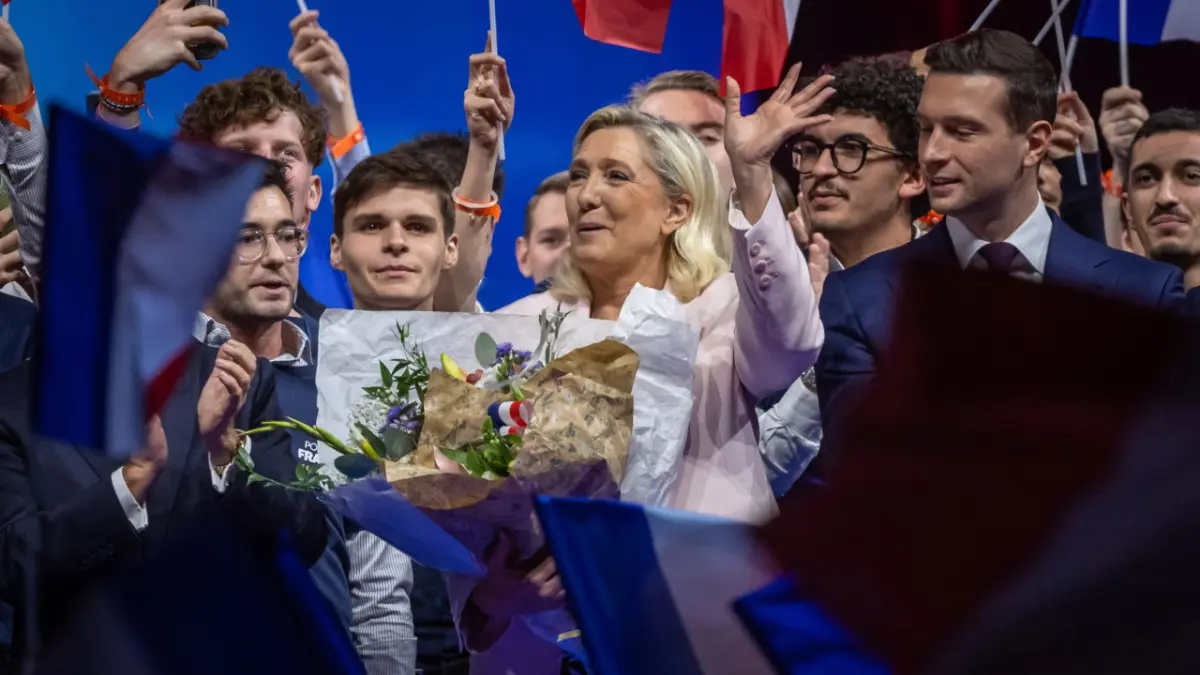 Marine Le Pen își schimbă discursul: se prezintă ca protectoarea Franței în contextul crizelor sociale și economice