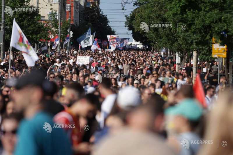 Clash în Belgrad: Protestatari au luat asalt sediul unei televiziuni susținătoare a lui Aleksandar Vučić