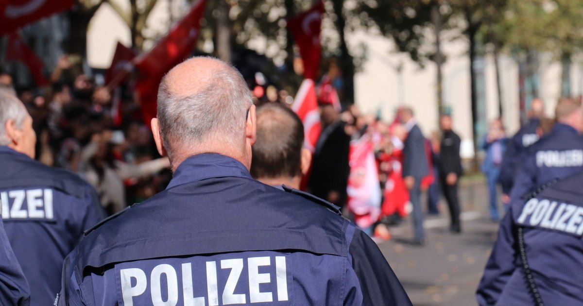 Atac violent în Germania: un autoturism a intrat într-un grup de oameni, provocând răniri și schimburi de focuri