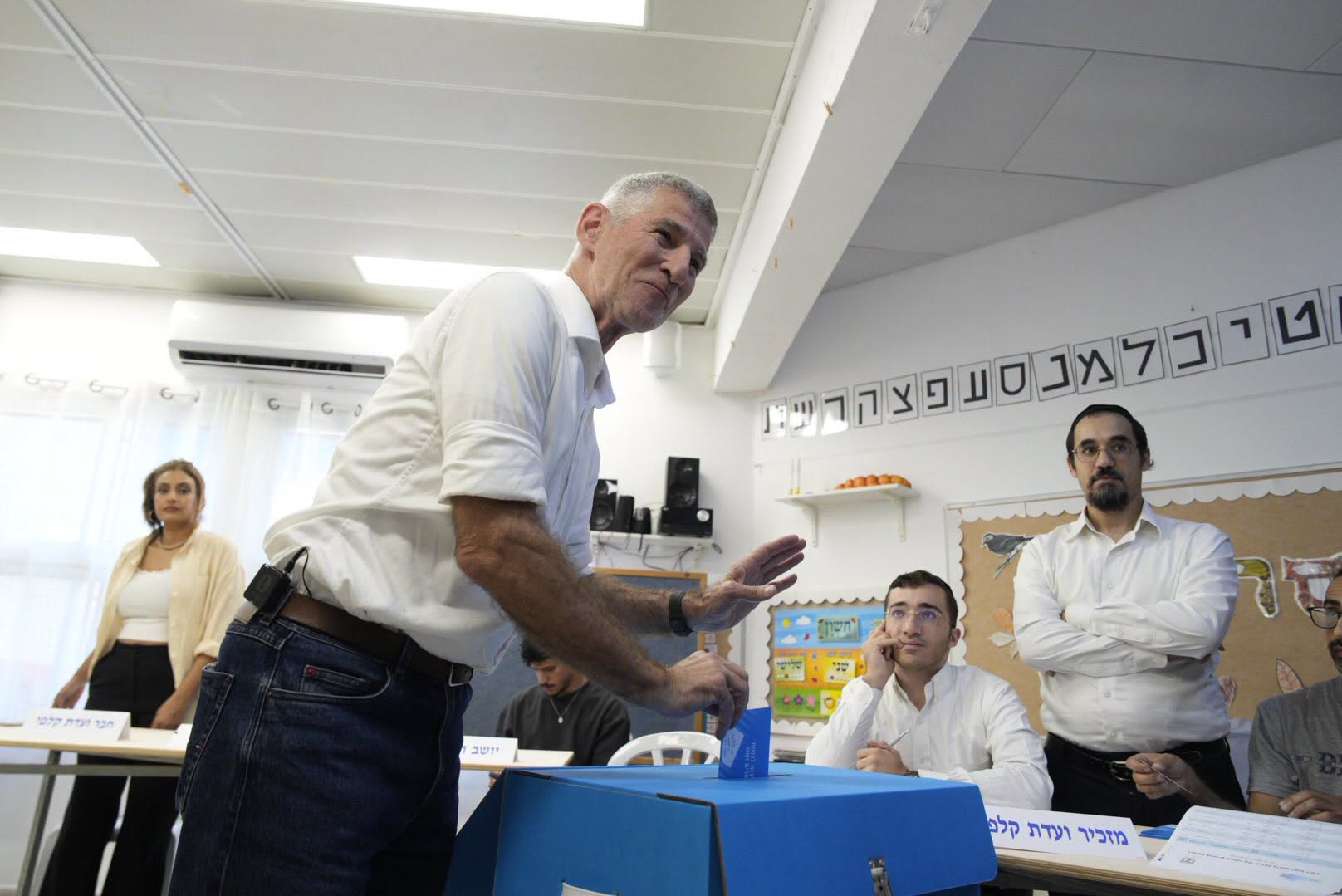 Un bărbat cu un cuțit a fost reținut în Tel Aviv după ce s-a apropiat de liderul partidului Democrații, Yair Golan