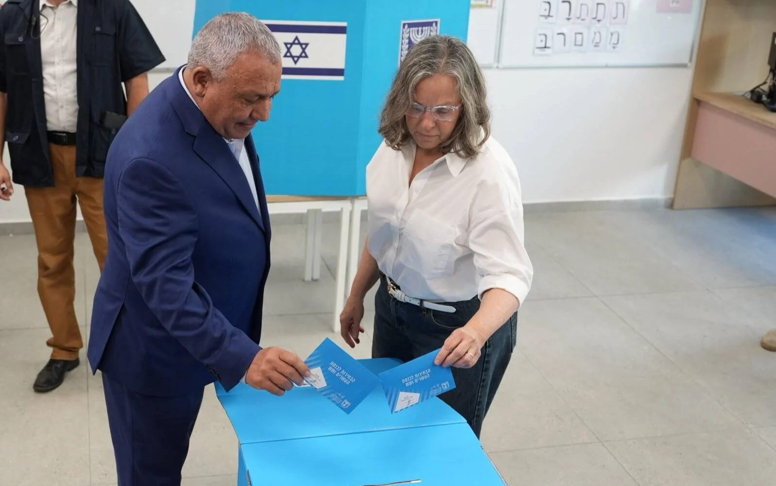 Gadi Eisenkot votează în Herzliya, acuzându-l pe Netanyahu că pregătește contestarea alegerilor