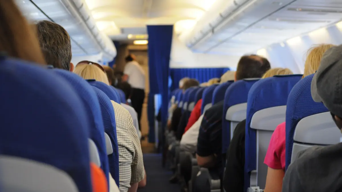 Noi reguli europene pentru pasagerii aviației: se schimbă compensarea și drepturile la zborurile anulate